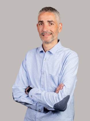 Un hombre con una camisa blanca
Descripción generada automáticamente con confianza media